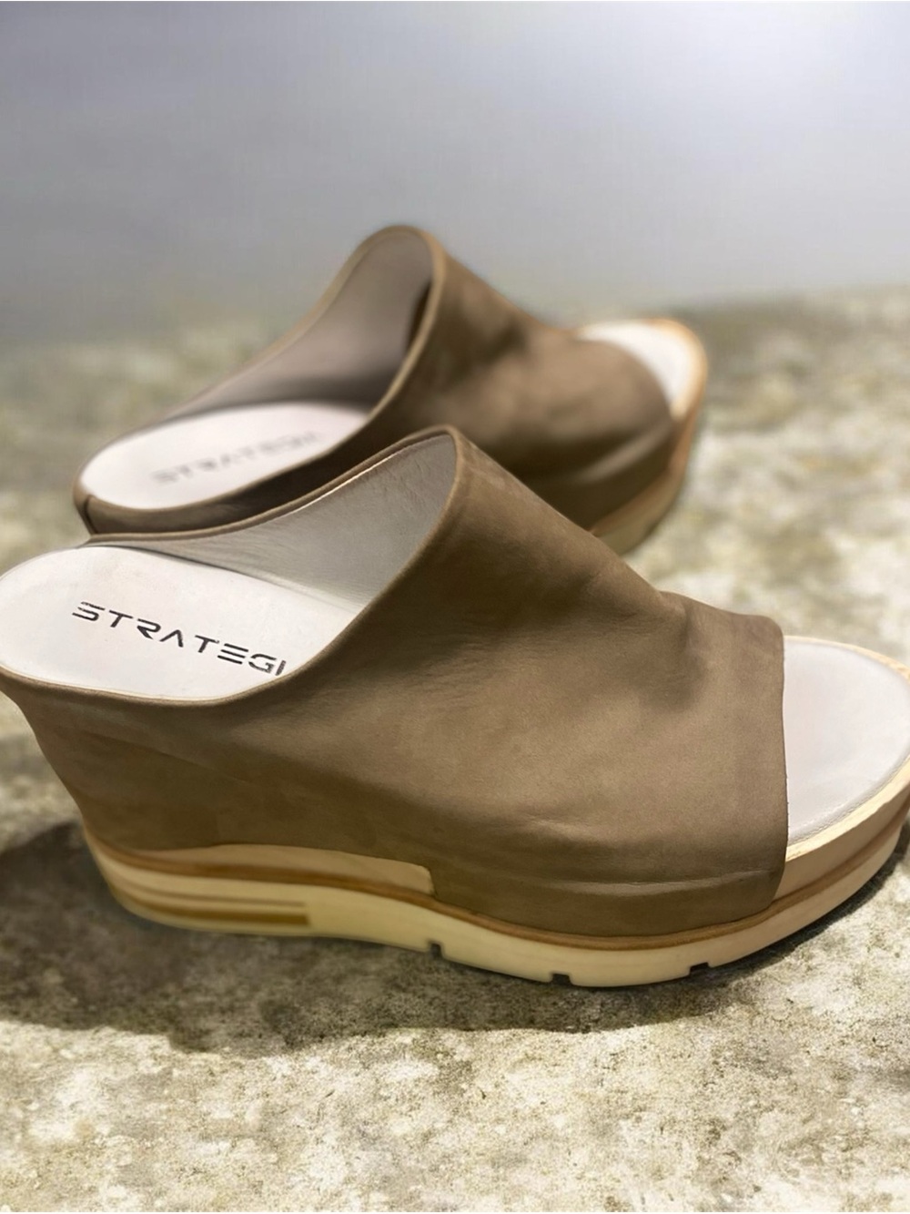 Strategia Italy Taupe Suede Open-Toe Platform Mule Sandal Slides EU 40 Sz 9 9.5